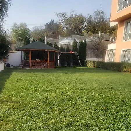 Saint Nicholas Lovely 2 Bedroom With Sunny Garden Apartament