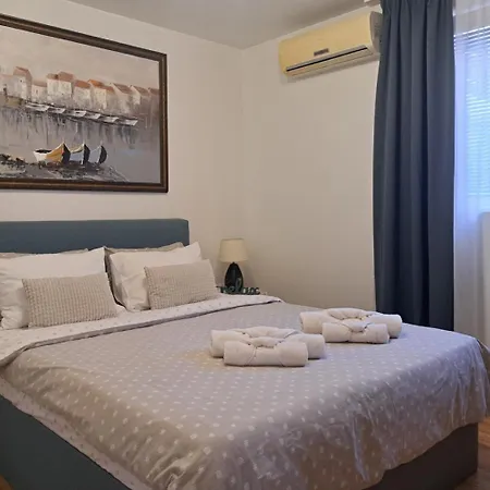 Saint Nicholas Lovely 2 Bedroom With Sunny Garden Апартамент Варна