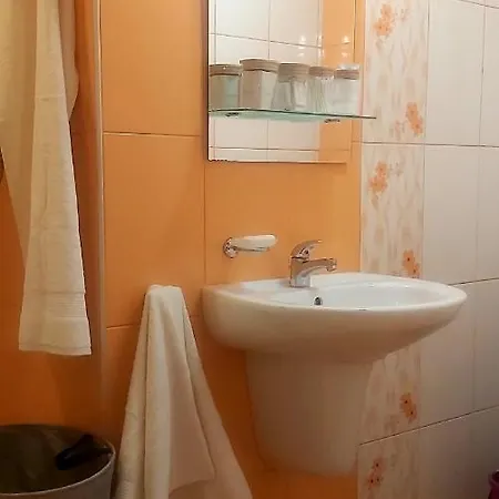 Апартамент Saint Nicholas Lovely 2 Bedroom With Sunny Garden *
