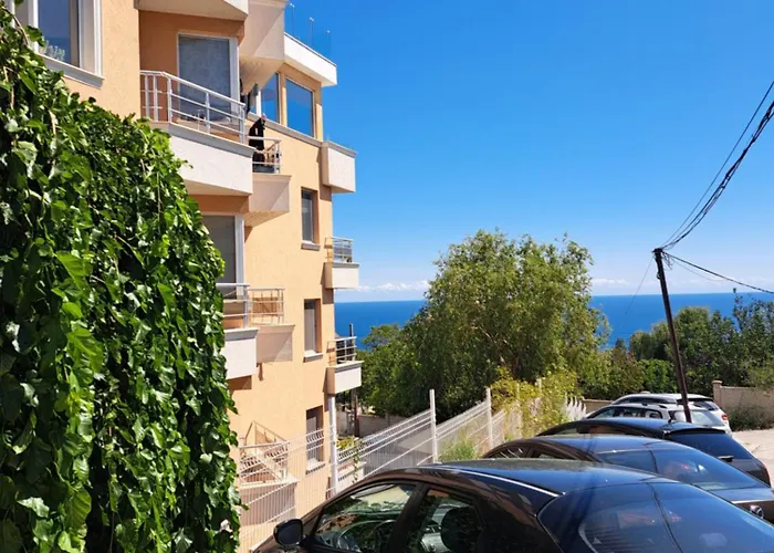 Saint Nicholas Lovely 2 Bedroom With Sunny Garden Apartment Varna