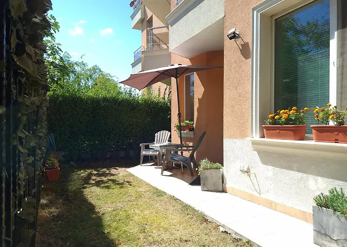 Saint Nicholas Lovely 2 Bedroom With Sunny Garden Apartment Warna