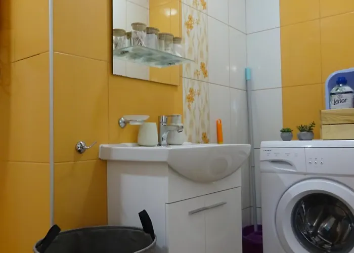 Saint Nicholas Lovely 2 Bedroom With Sunny Garden Apartment *